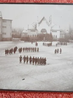 Fotografie, militari la instructie in curtea cazarmei, perioada interbelica