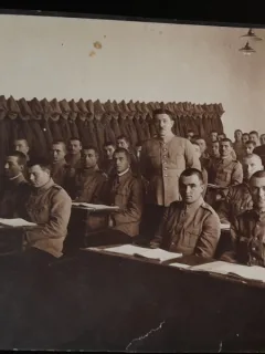 Fotografie, militari la instruire in sala de cursuri, perioada interbelica