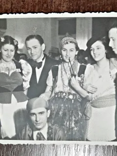 Fotografie, militari la petrecere