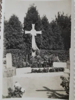 Fotografie, mormantul unui militar german, in timpul celui de-al doilea razboi mondial