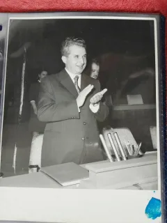Fotografie, Nicolae Ceausescu, apaudand de la tribuna