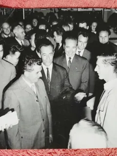 Fotografie, Nicolae Ceausescu stand de vorba cu un muncitor ide la fabrica de confectii Focsani