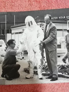 Fotografie, O armură pentru Salamender ce va fi expusă la Expoziția Internațională a Petrolului inter-oil, 1963