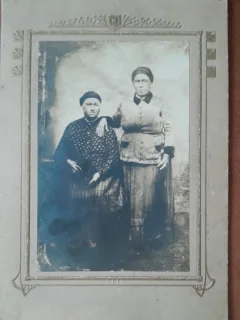 Fotografie pe carton, 2 femei, sfarsit de secol XIX