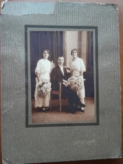Fotografie pe carton, 2 femei si un barbat la zi festiva, perioada interbelica