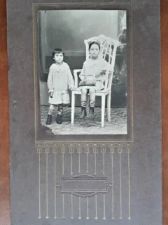 Fotografie pe carton, 2 fetite, perioada interbelica