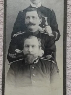 Fotografie pe carton, 3 militari, inceput de secol XX