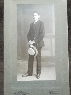 Fotografie pe carton, adolescent cu palarie si baston, inceput de secol XX