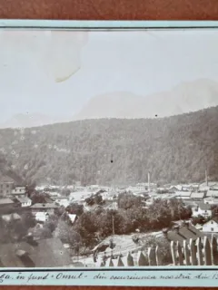 Fotografie pe carton, Azuga, in fundal varful Omu, 1901