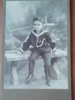Fotografie pe carton, baiat imbracat marinar, inceput de secol XX