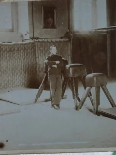 Fotografie pe carton, baiat in sala de sport, 1893