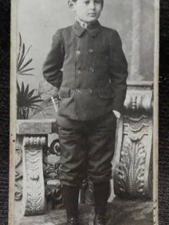 Fotografie pe carton, baiat in uniforma, 1905