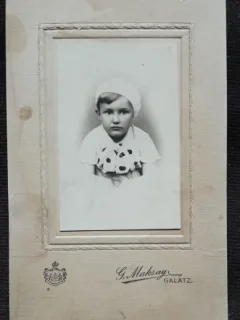 Fotografie pe carton, baietel cu basca, inceput de secol XX