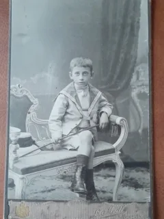 Fotografie pe carton, baietel imbracat marinar, perioada interbelica