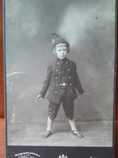Fotografie pe carton, baietel, perioada interbelica