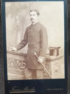 Fotografie pe carton, barbat cu baston si joben, inceput de secol XX