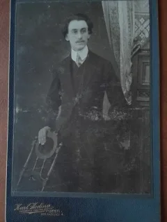 Fotografie pe carton, barbat cu mustata, inceput de secol XX