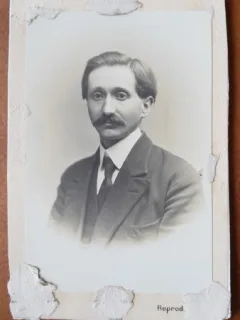 Fotografie pe carton, barbat cu mustata, perioada interbelica