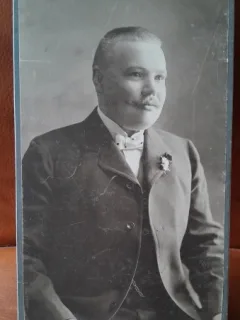 Fotografie pe carton, barbat cu mustata, perioada interbelica
