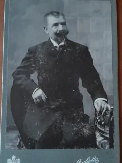 Fotografie pe carton, barbat cu mustata si cioc, inceput de secol XX
