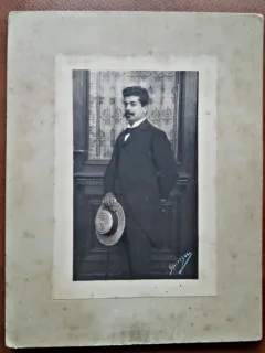 Fotografie pe carton, barbat cu mustata si palarie, perioada interbelica