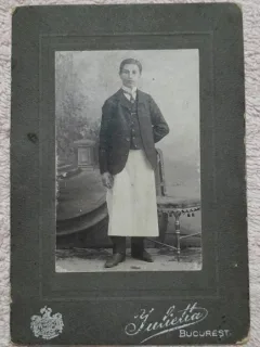 Fotografie pe carton, barbat in costum si cu sort, 1904