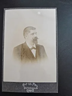 Fotografie pe carton, barbat perioada interbelica