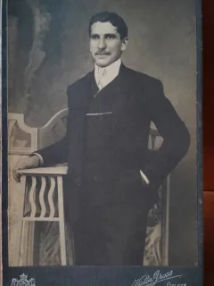 Fotografie pe carton, barbat perioada interbelica