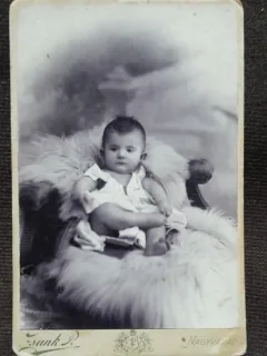 Fotografie pe carton, bebelus stand pe fotoliu, sfarsit de secol XIX