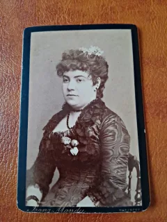 Fotografie pe carton, bust femeie, perioada interbelica
