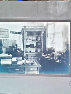 Fotografie pe carton, cercetator in laborator, perioada interbelica