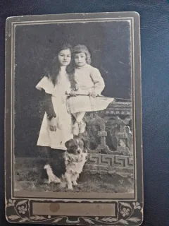 Fotografie pe carton, copii si caine, perioada interbelica