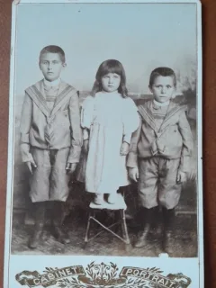 Fotografie pe carton, doi baieti si o fetita, inceput de secol XX