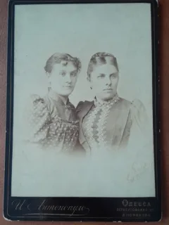 Fotografie pe carton, doua femei, inceput de secol XX