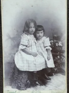 Fotografie pe carton, doua fetite, inceput de secol XX