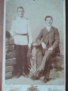 Fotografie pe carton, elev militar si barbat cu mustata, inceput de secol XX