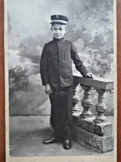 Fotografie pe carton, elev, perioada interbelica