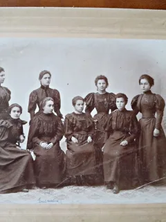 Fotografie pe carton, Eleve clasa V-a a Externatului secundar de fete Regina Elisabeta, Craiova, 1897