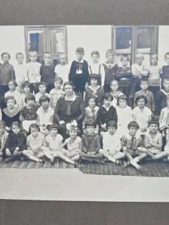 Fotografie pe carton, elevi cu dascalul lor, perioada interbelica