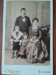 Fotografie pe carton, familie cu doi copii, sfarsit de secol XIX