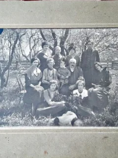 Fotografie pe carton, familie in gradina, 1921
