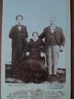 Fotografie pe carton, familie, inceput de secol XX