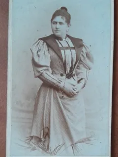 Fotografie pe carton, femeie cu coc, sfarsit de secol XIX