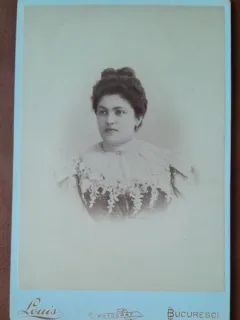 Fotografie pe carton, femeie cu guler din dantela, inceput de secol XX