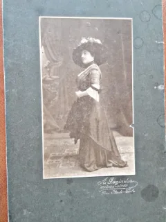 Fotografie pe carton, femeie cu palarie, inceput de secol XX