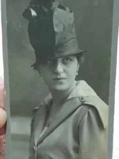 Fotografie pe carton, femeie cu palarie, inceput de secol XX