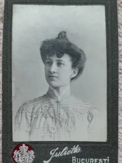 Fotografie pe carton, femeie cu parul strans, 1904