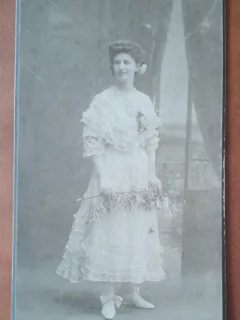 Fotografie pe carton, femeie cu rochie din voal, inceput de secol XX