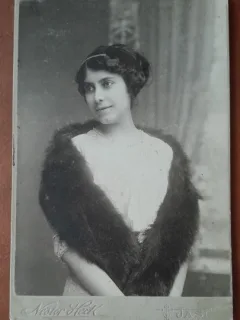Fotografie pe carton, femeie cu sal de blana, sfarsit de secol XIX