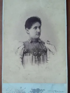 Fotografie pe carton, femeie in bluza traditionala, inceput de secol XX